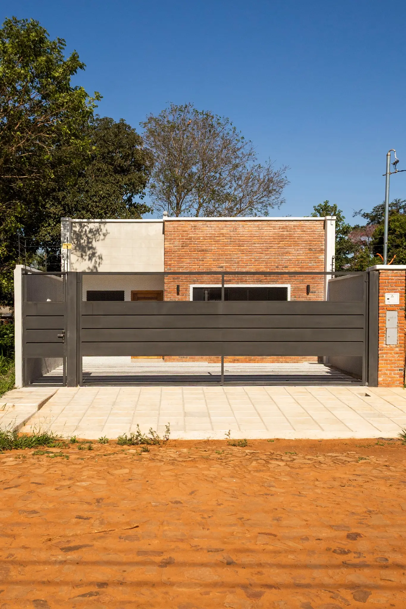 Fachada de la vivienda actualmente disponible en Luque